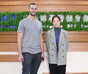 澳大利亚客户来中国进口向日葵成人网站健身房器材