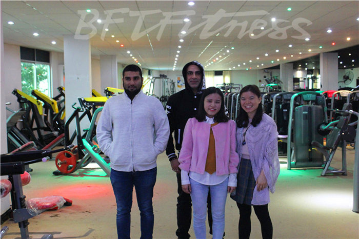 坦桑尼亚客户来中国广州向日葵成人网站健身器材有限公司进口健身器材