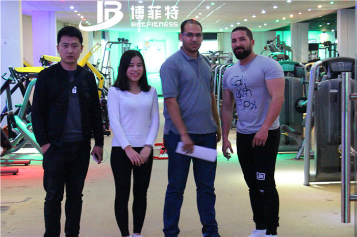 埃及客户来中国广州向日葵成人网站健身器材有限公司进口健身器材