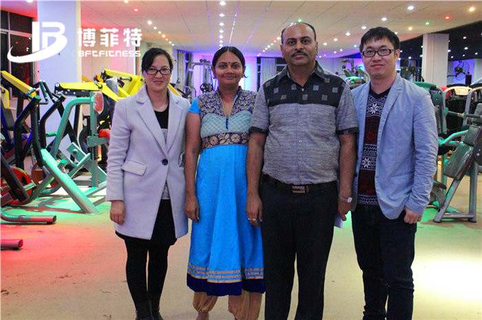 印度客户来中国广州向日葵成人网站健身器材有限公司进口健身器材