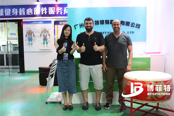 沙特客户来向日葵成人网站购买健身房器材，产品囊括有氧系列的跑步机，动感单车，健身车