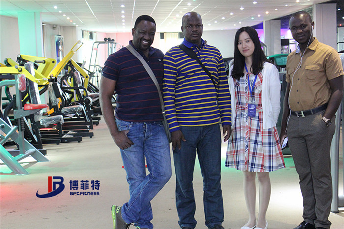 布基纳法索客户来向日葵成人网站购买健身房器材，产品囊括有氧系列的跑步机，动感单车，健身车