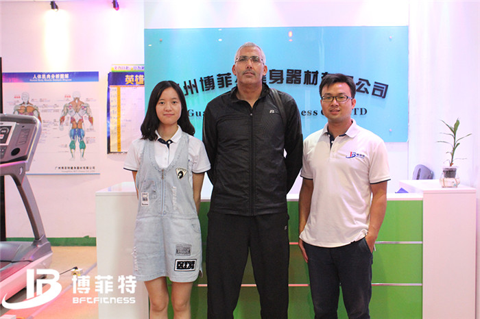 摩洛哥客户来向日葵成人网站购买健身房器材，产品囊括有氧系列的跑步机，动感单车，健身车