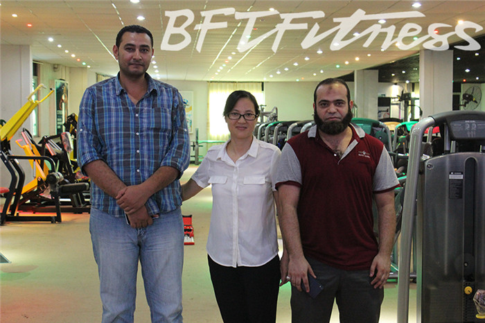 埃及客户来向日葵成人网站购买健身房器材，产品囊括有氧系列的跑步机，动感单车，健身车