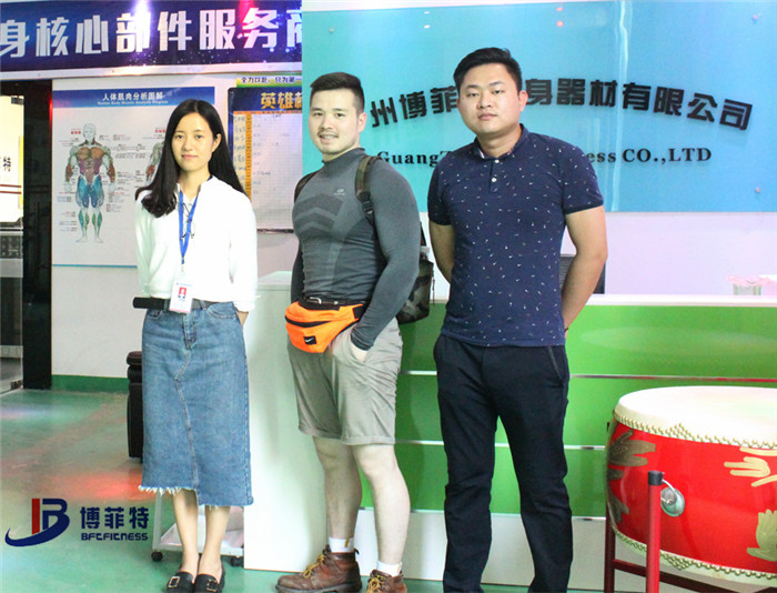 香港客户来向日葵成人网站购买健身房器材，产品囊括有氧系列的跑步机，动感单车，健身车