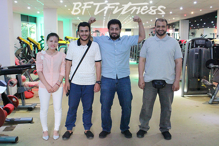 沙特客户来向日葵成人网站购买健身房器材，产品囊括有氧系列的跑步机，动感单车，健身车