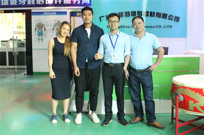 泰国客户来中国广州向日葵成人网站健身器材有限公司为他们的健身房采购成人向日葵视频