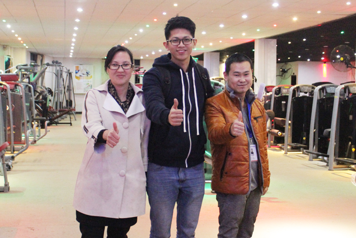 广州向日葵成人网站健身器材有限公司成交客户合影留念